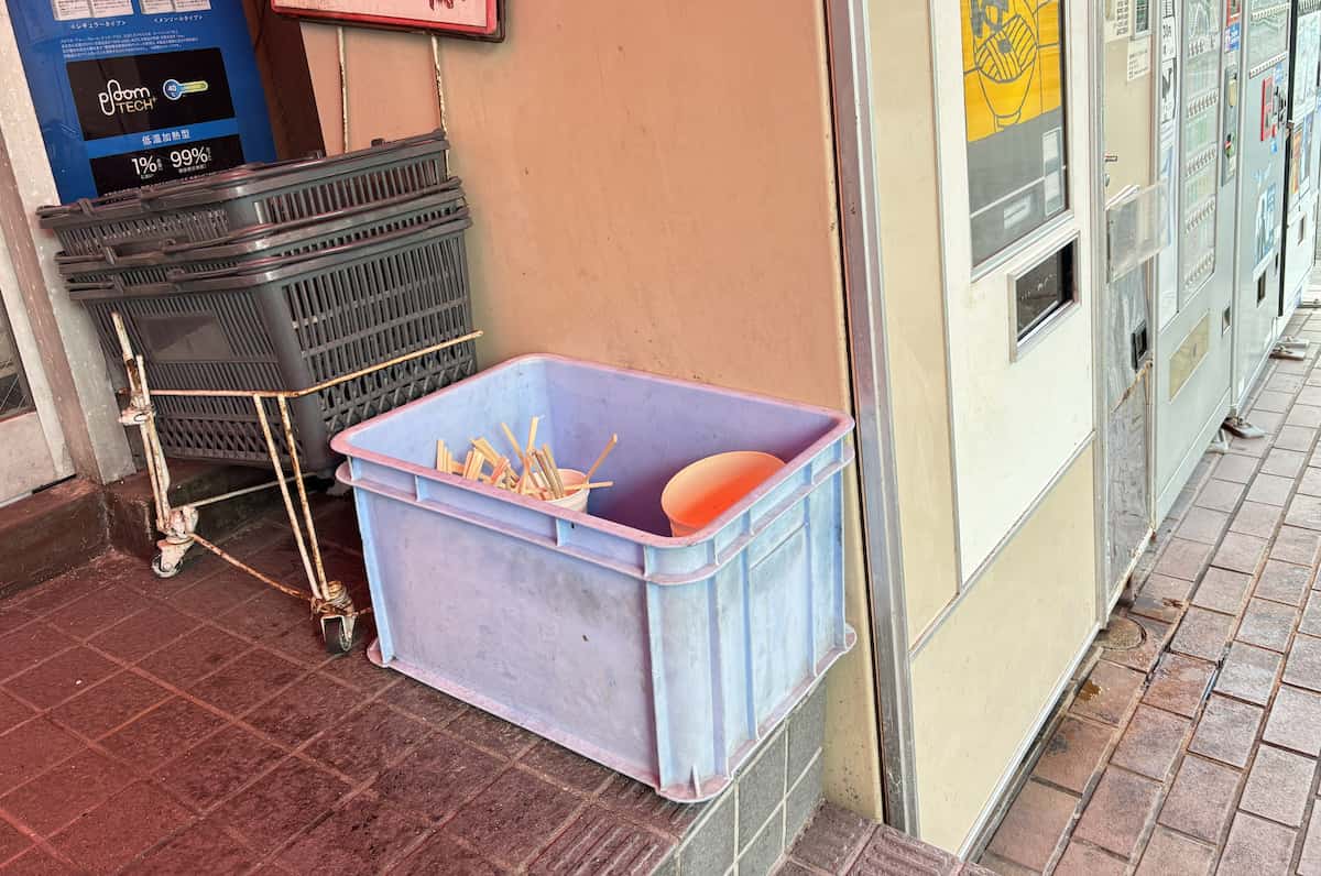 食べ終わった丼は回収ボックスへ