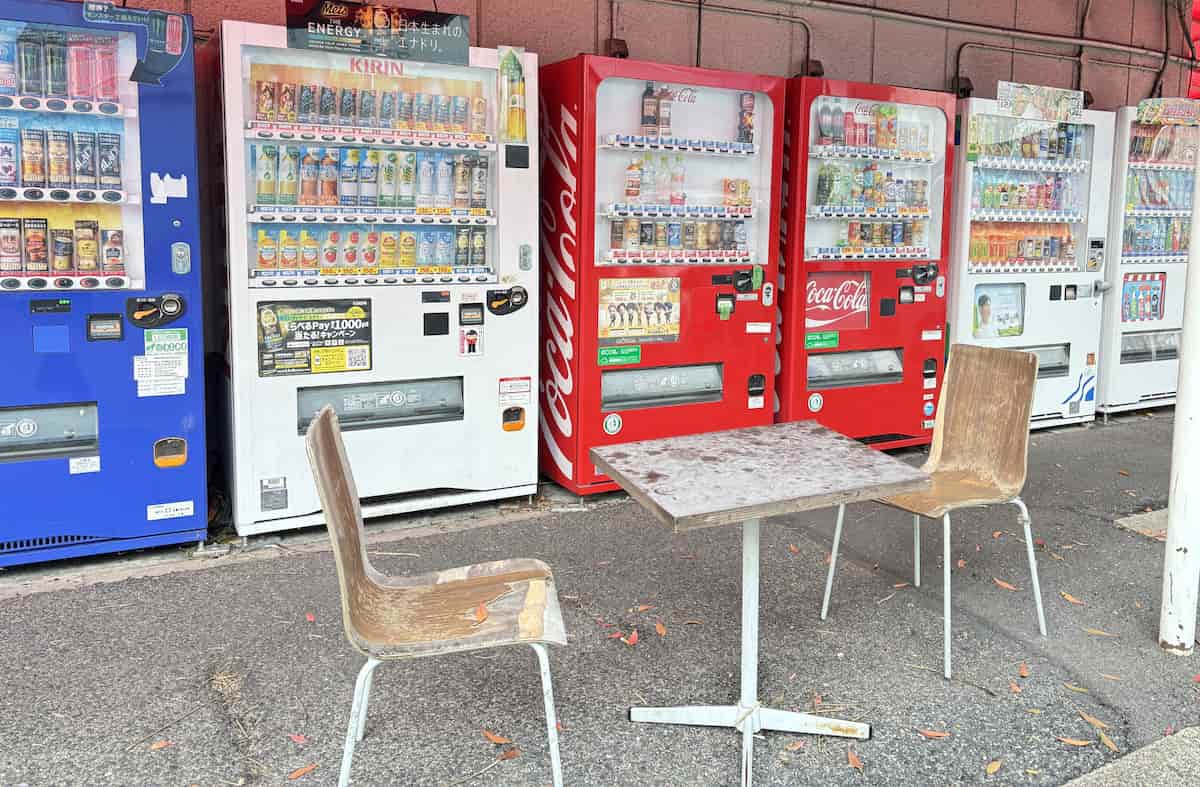 ブーム再燃！神戸・深江浜の絶滅危惧な「レトロ自販機」で“月見”うどんを食べてみた [画像]