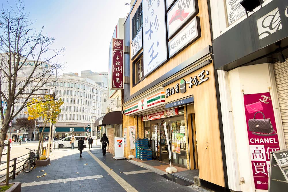 隣は『セブン-イレブン 神戸元町通1丁目店』で、『大丸神戸店』もすぐそこ