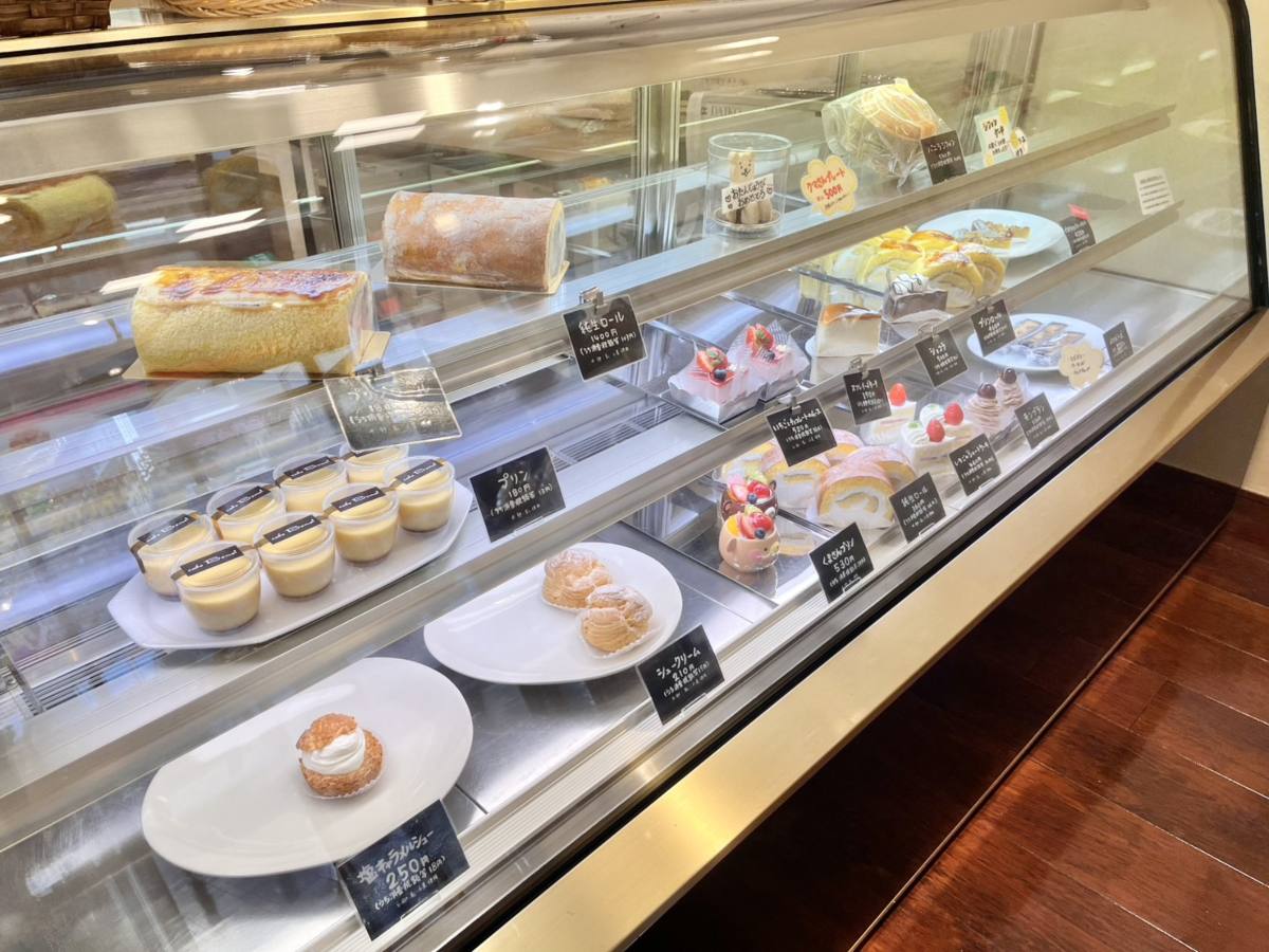 冷蔵ショーケースには可愛らしいケーキがずらり♪
