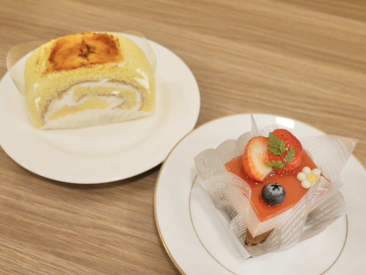 （左）「プリンロール」460円（春頃までの販売予定）、（右）「いちごとチョコレートのムース」520円（各税込）