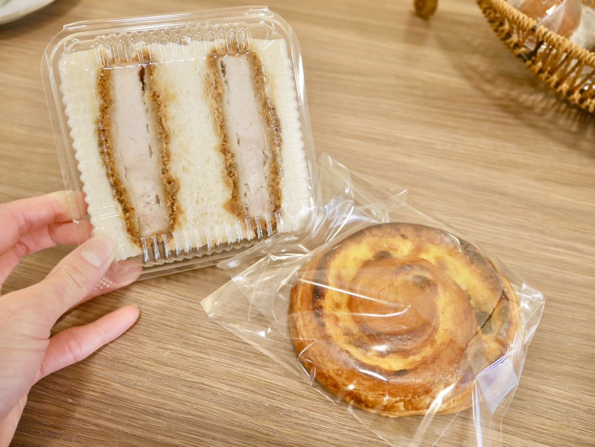 （左）食べ応え抜群！大人気メニュー「三元豚の厚切りカツサンド」400円、（右）12月から販売スタート新作レーズンたっぷり「パン・オ・レザン」230円（各税込）