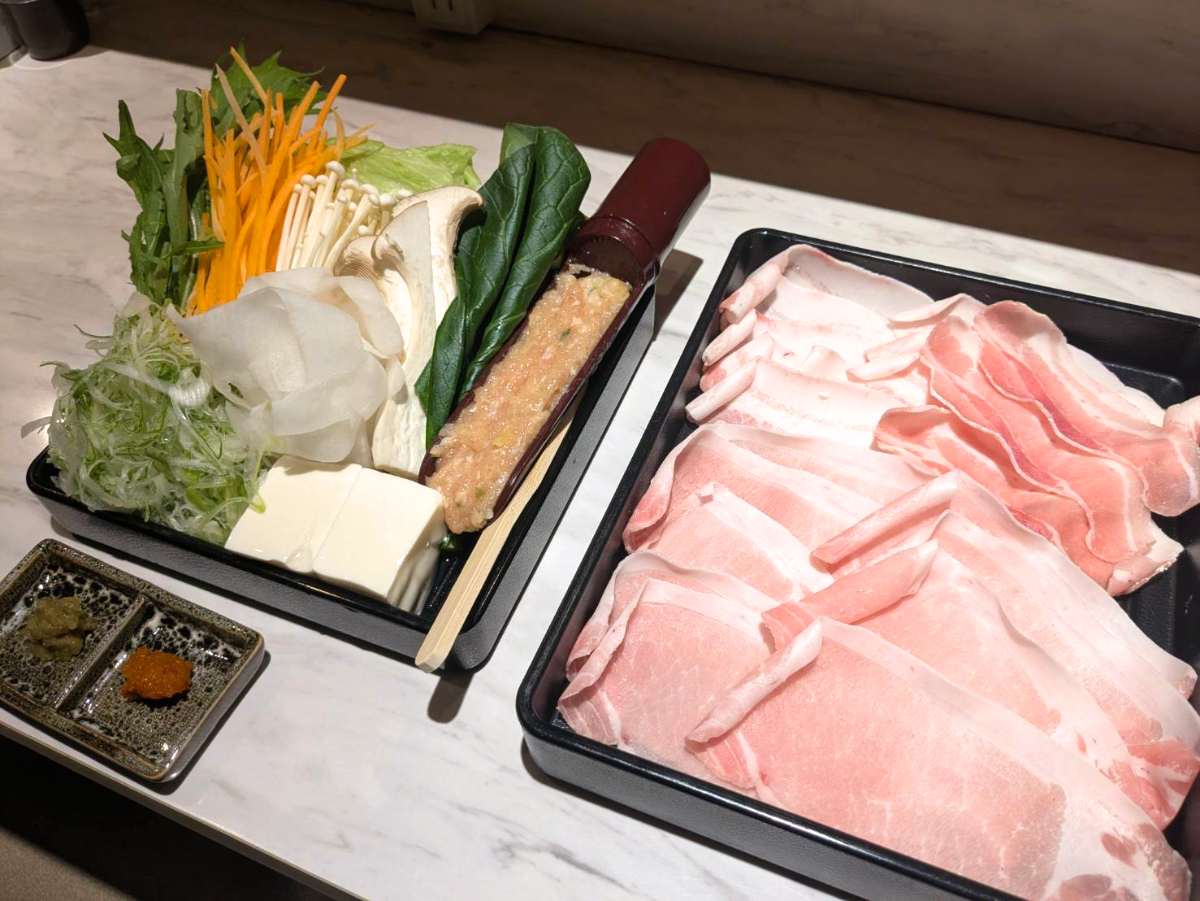 「旨出汁しゃぶしゃぶ」 1人前 3,200円（税込）※写真の野菜・お肉は2人前