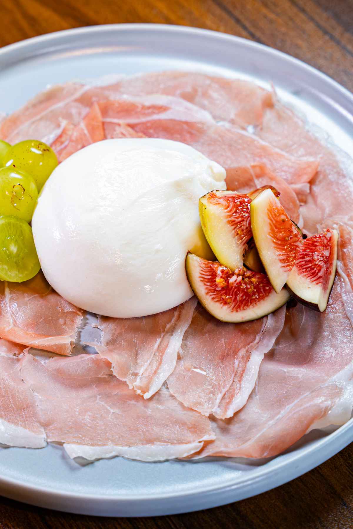 「とろけるモッツァレア　ブラータチーズ　季節のフルーツと生ハム」