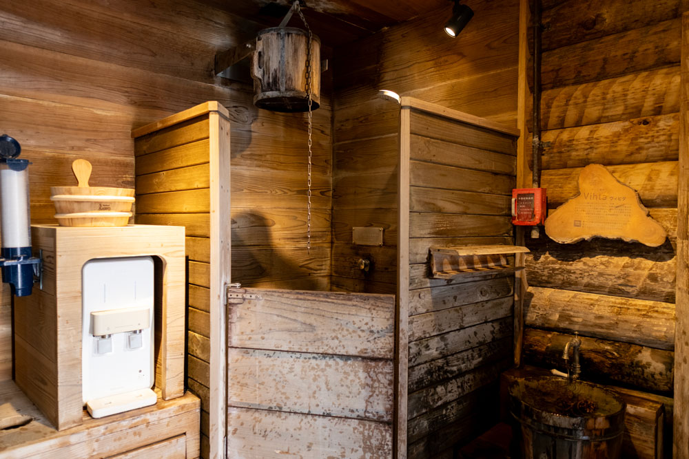 建物には、木の宝石と呼ばれる「ケロ材」をふんだんに使用