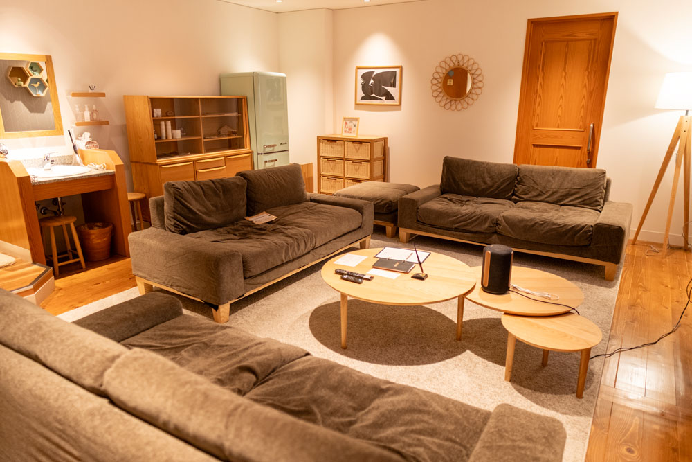 くつろぎスペース「RoomB+」。“北欧の文化”である Hygge（ヒュッゲ） や Fika（フィーカ） をモチーフにした居心地の良い空間が広がります