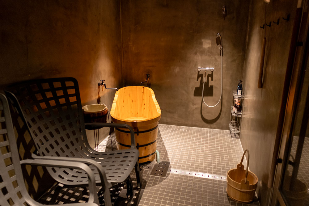 サウナ室の外に水風呂とチェアが用意されています