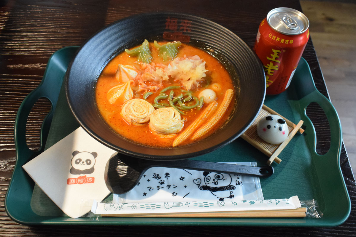 スープにトッピングを7つ、ドリンクとデザートをつけてお会計は2,050円でした。