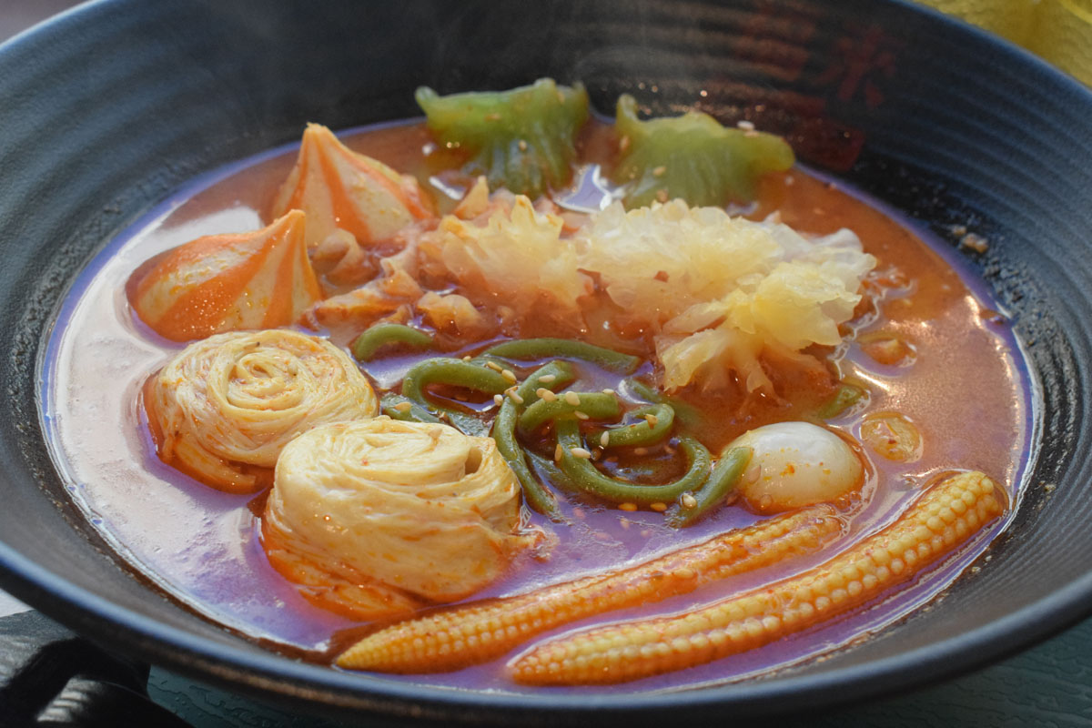 （上から時計回りに）エビ餃子（330円）、白キクラゲ（110円）、白玉（110円）、ヤングコーン（110円）、たぐりゆば（165円）、魚団子（220円）、ほうれんそう麺（165円）