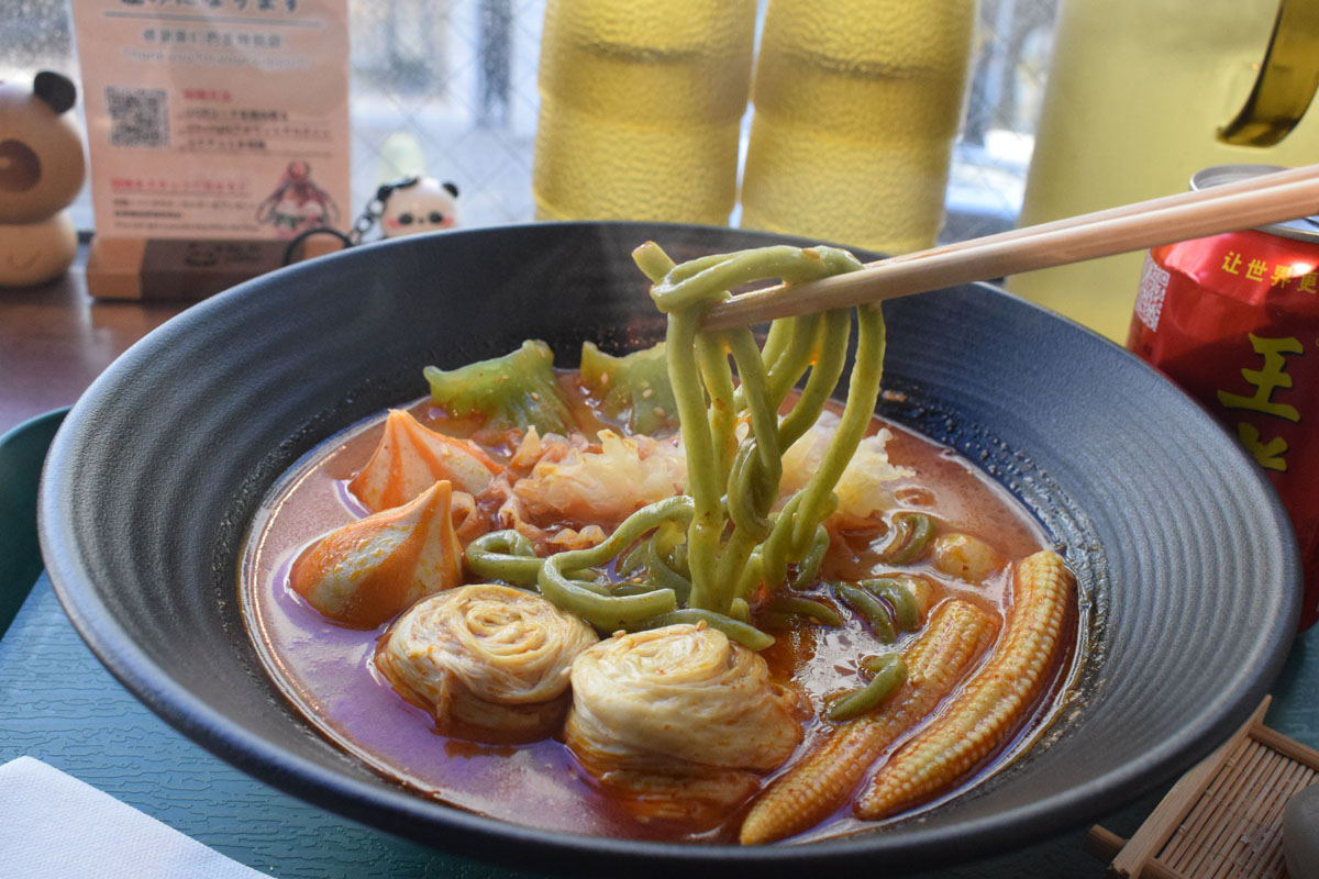 パンダがテーマのマーラータン店『福来パンダ麻辣烫 神戸三宮店』はエンタメたっぷり [画像]