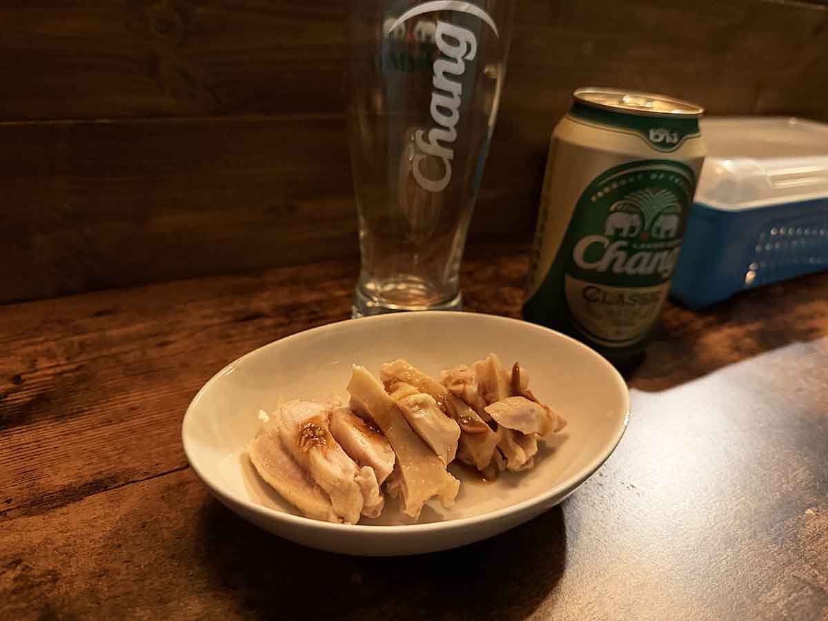 「蒸し鶏のタオチソースがけ」400円（税込）、「チャーンビール（缶）」500円（税込）