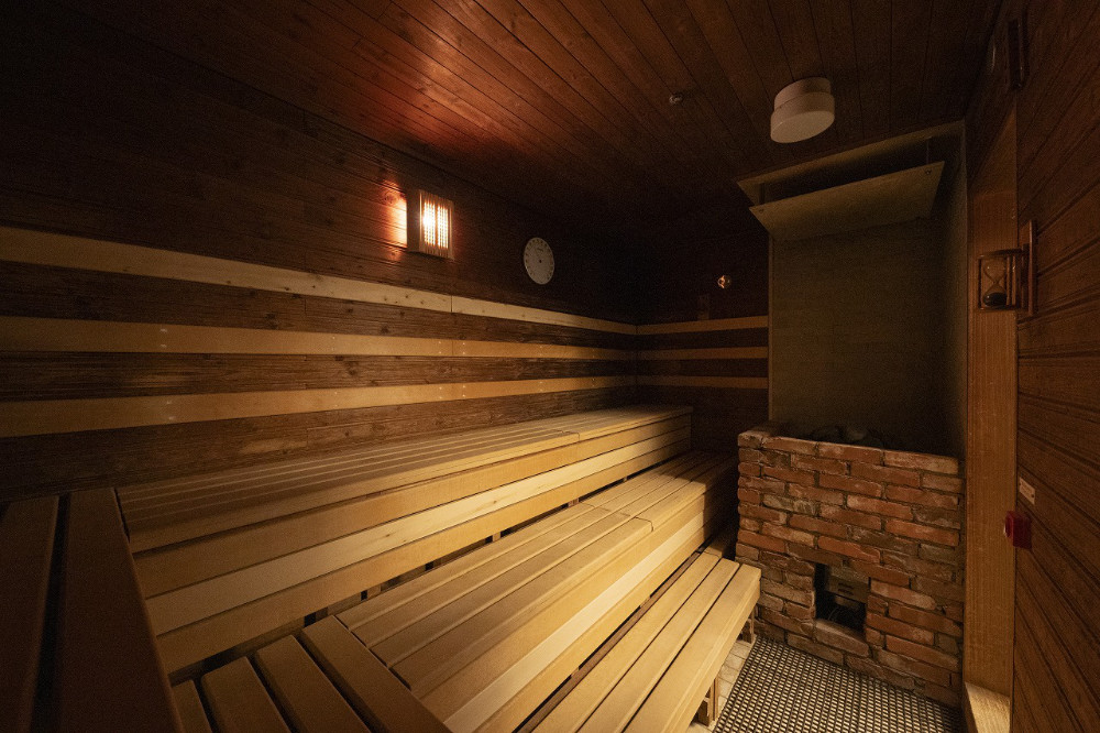 好みのアロマオイル（有料）を垂らしてのセルフロウリュ、氷による水風呂温度調整など、自分好みのカスタマイズも可能です