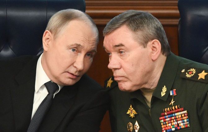ロシア国防省の会合に臨むウラジーミル・プーチン大統領(左)とワレリー・ゲラシモフ軍参謀総長=2025年12月17日、モスクワにて