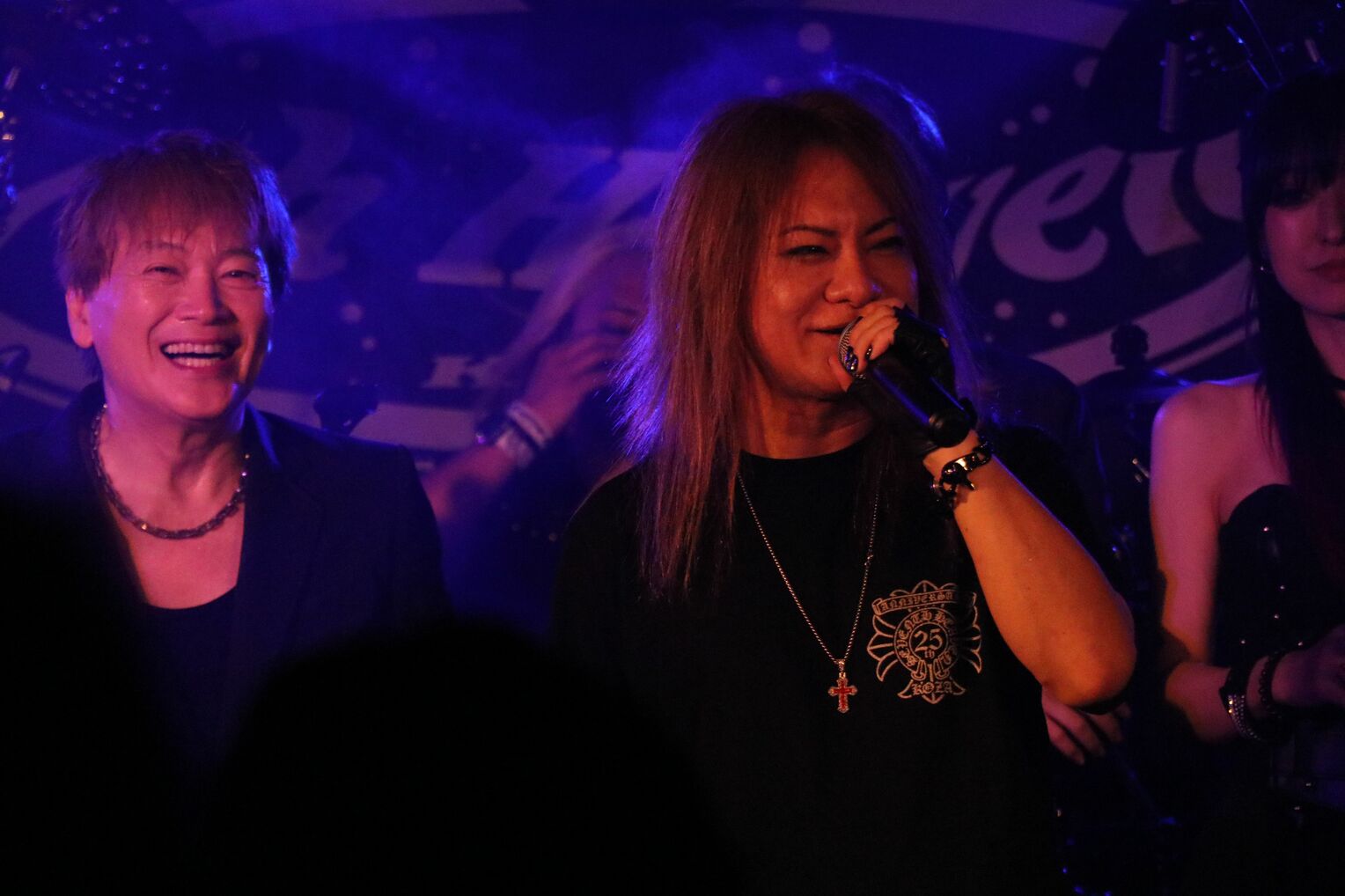集まった観客に感謝するRAY＝12月14日、沖縄市の7th Heaven Koza