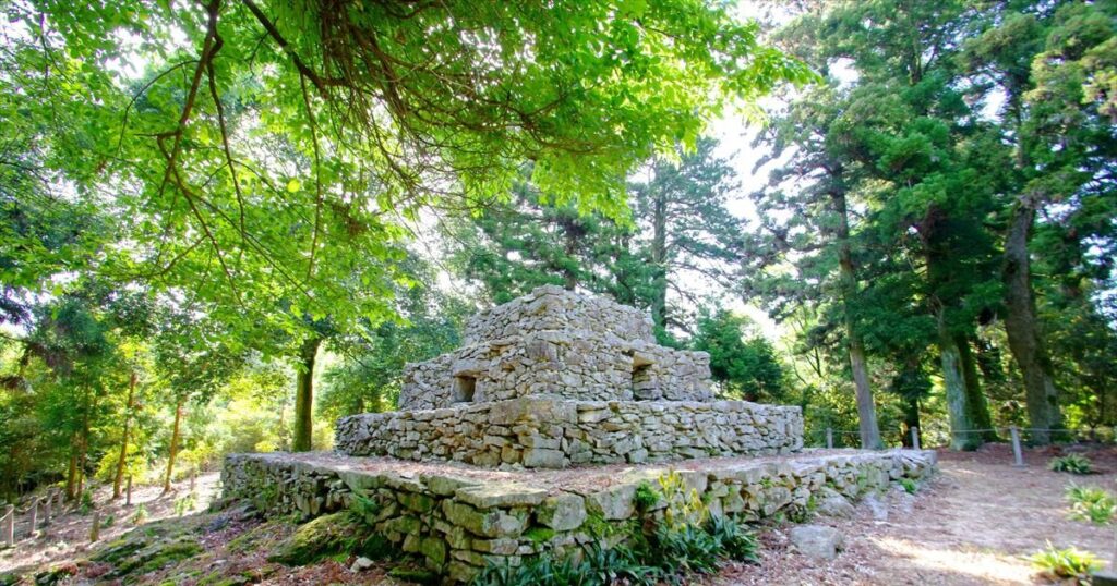 登山中にピラミッドが突如出現!岡山「石積みの遺構」は、奈良時代の “超有名人” を埋めた墓のルーツだった? | Lifestyle Analysis 登山中にピラミッドが突如出現!岡山「石積みの遺構」は、奈良時代の “超有名人” を埋めた墓のルーツだった?