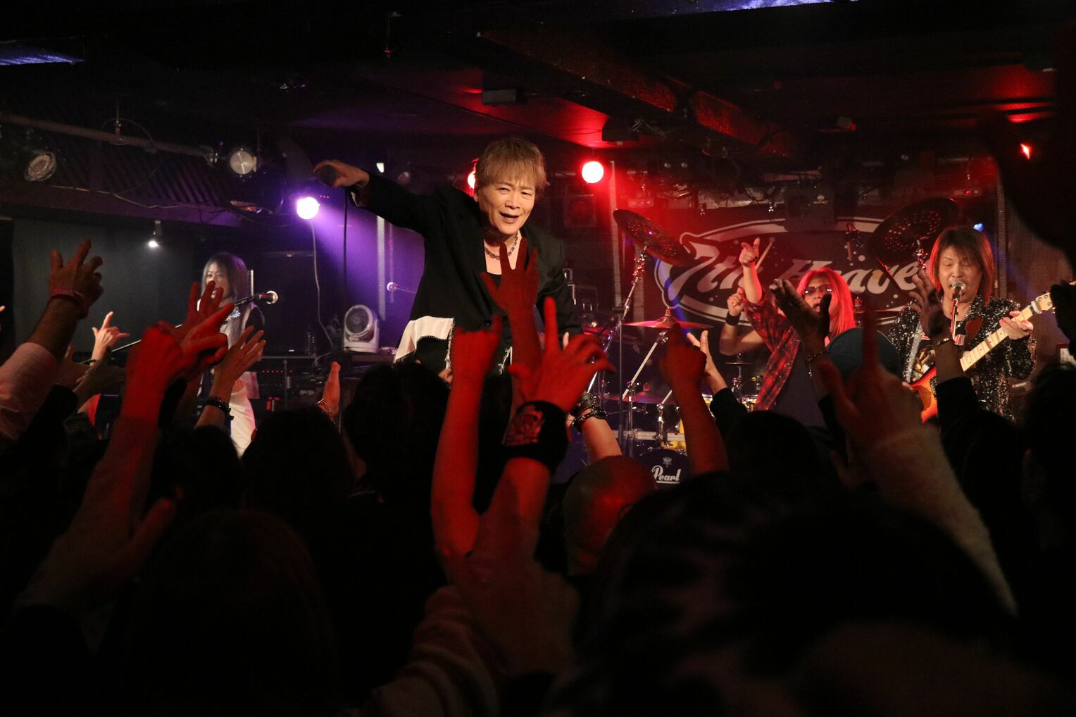 7th Heaven SP BANDとして出演し、「CHA-LA HEAD-CHA-LA」で会場を盛り上げるボーカルの影山ヒロノブ＝12月14日、沖縄市の7th Heaven Koza