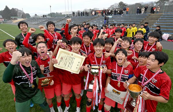 初優勝を果たし、喜びを爆発させる矢板ＳＣ　Ａの選手たち＝21日午後２時20分、フードリエサッカーフィールド青木