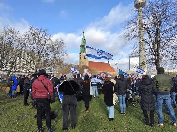 ベルリン中心部の公園でイスラエル国旗やハマスの人質になった人の写真を掲げる人たち