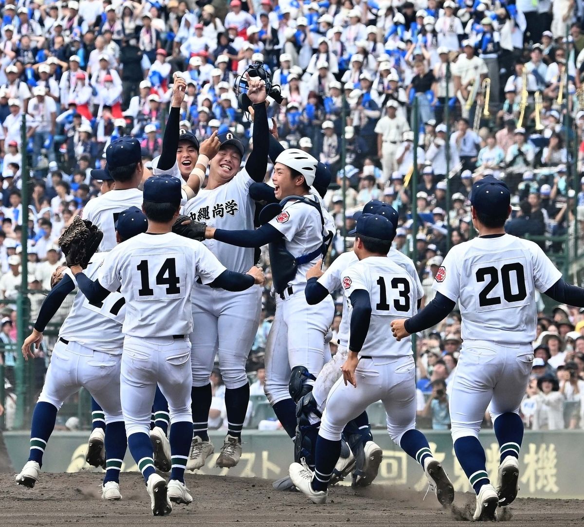 優勝を決めた瞬間、マウンドに集まって歓喜の輪をつくる沖縄尚学の選手たち=23日、甲子園球場(喜屋武綾菜撮影)