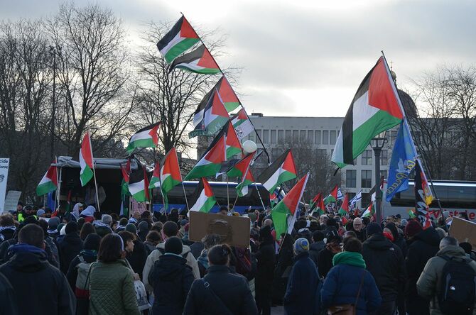 ベルリン中心部の公園でパレスチナの旗などを掲げて、「自由を」と声を上げる人たち