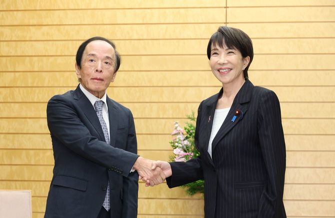 会談を前に握手する高市早苗首相(右)と日本銀行の植田和男総裁=2025年11月18日、首相官邸