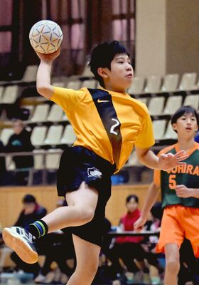男子　宇都宮ＨＣ　Ｂ－大平ＨＳ決勝　前半２分、宇都宮ＨＣ　Ｂ・佐藤がシュートを決める＝マルワ・アリーナとちぎ
