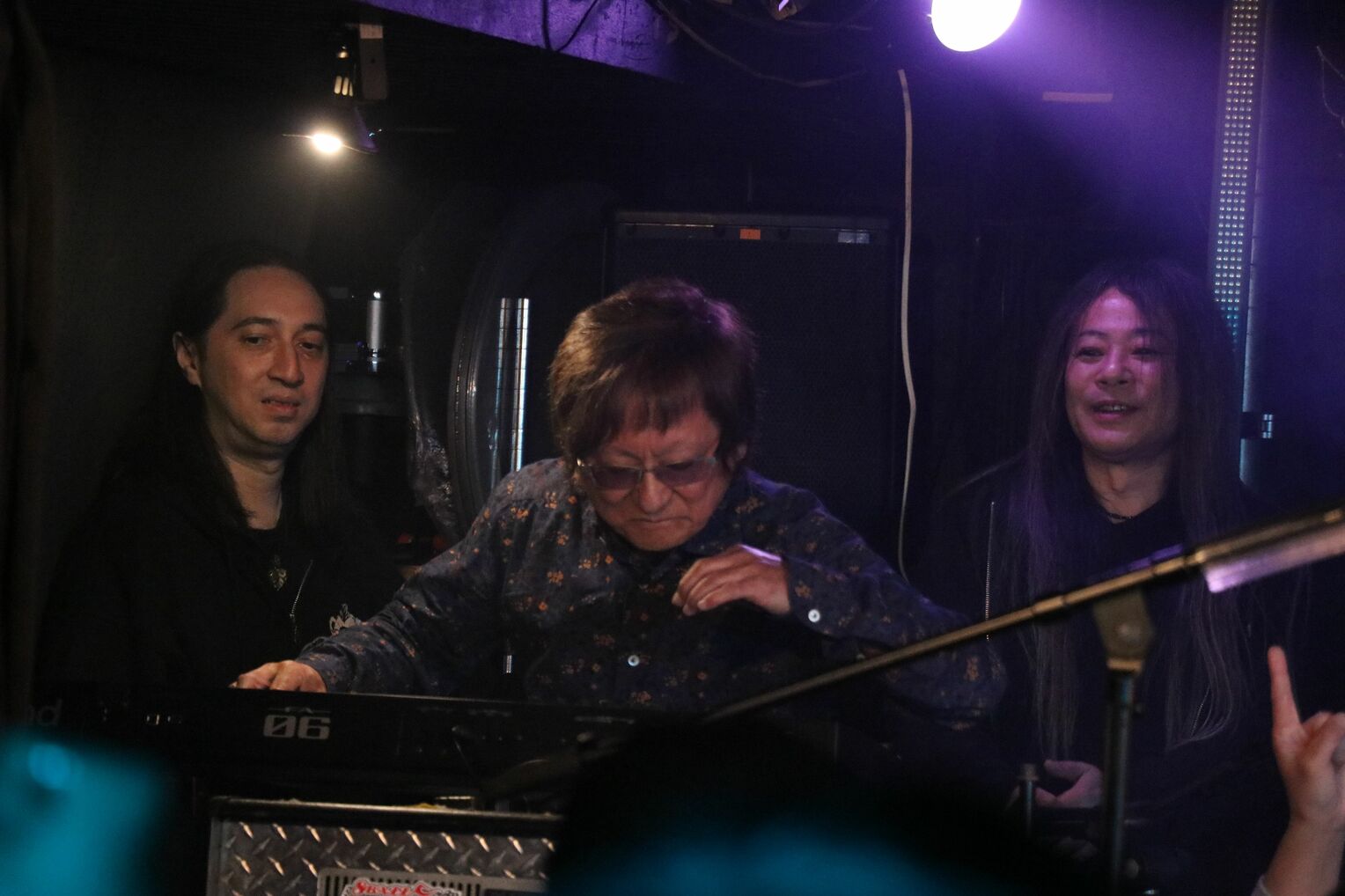 Akira Takasaki & Friends DXのメンバーとしてステージに立つジョージ紫＝12月14日、沖縄市の7th Heaven Koza