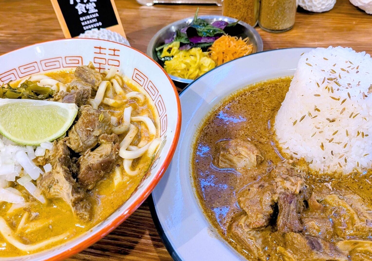<div class="caption">「豚ハラミのスパイスカレー（１２００円）」（右）と「豚ハラミの沖縄そばＤＥカオソーイ（千円）」</div>