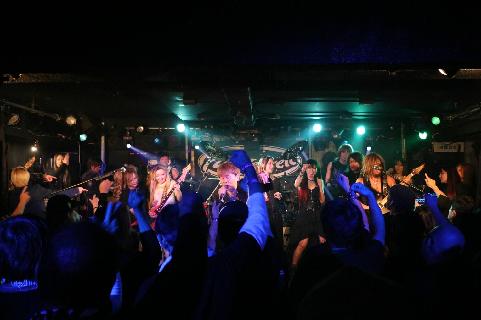 フィナーレで全員集合する出演者たち＝12月14日、沖縄市の7th Heaven Koza