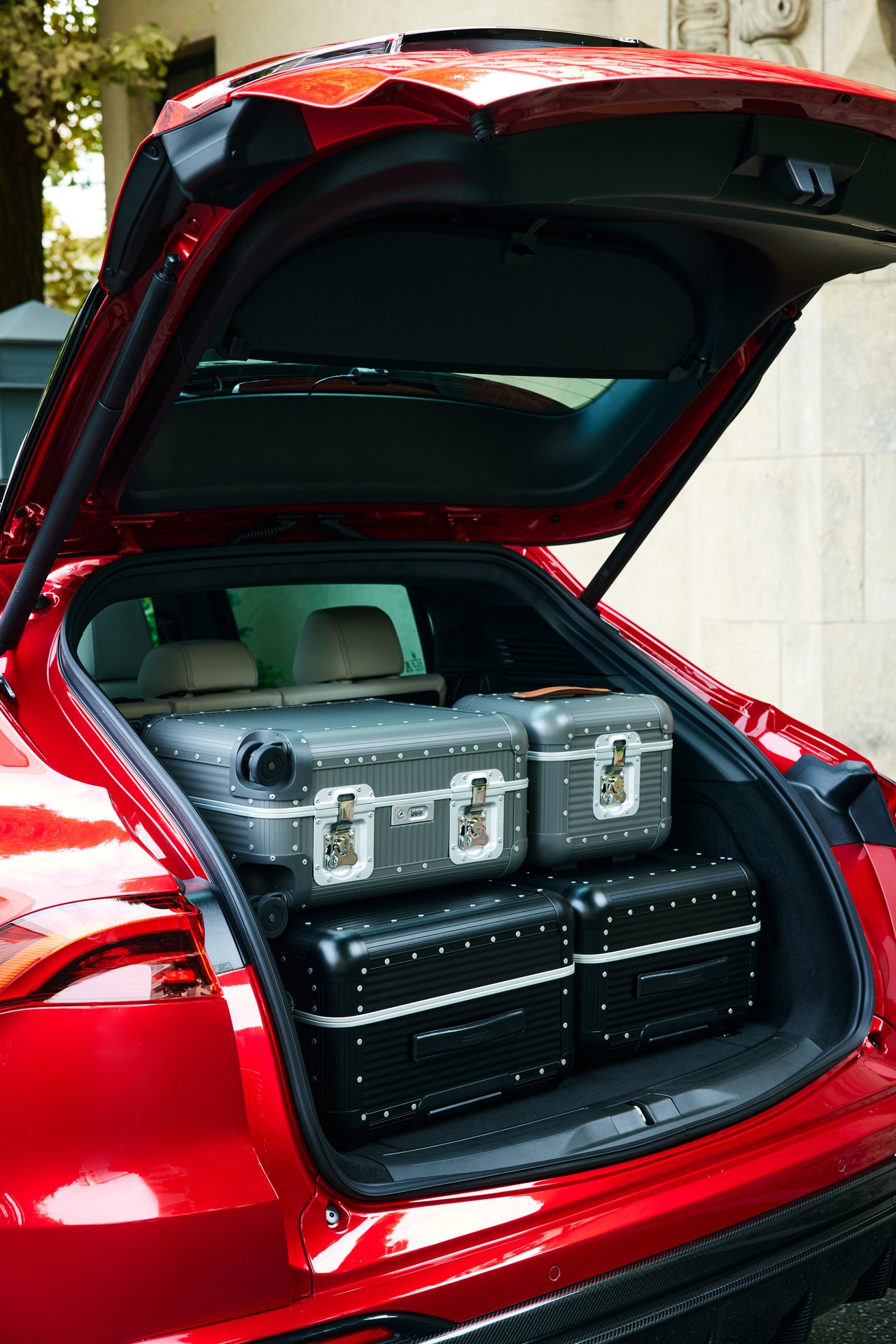 荷室容量は570Lと、スーツケースも余裕。