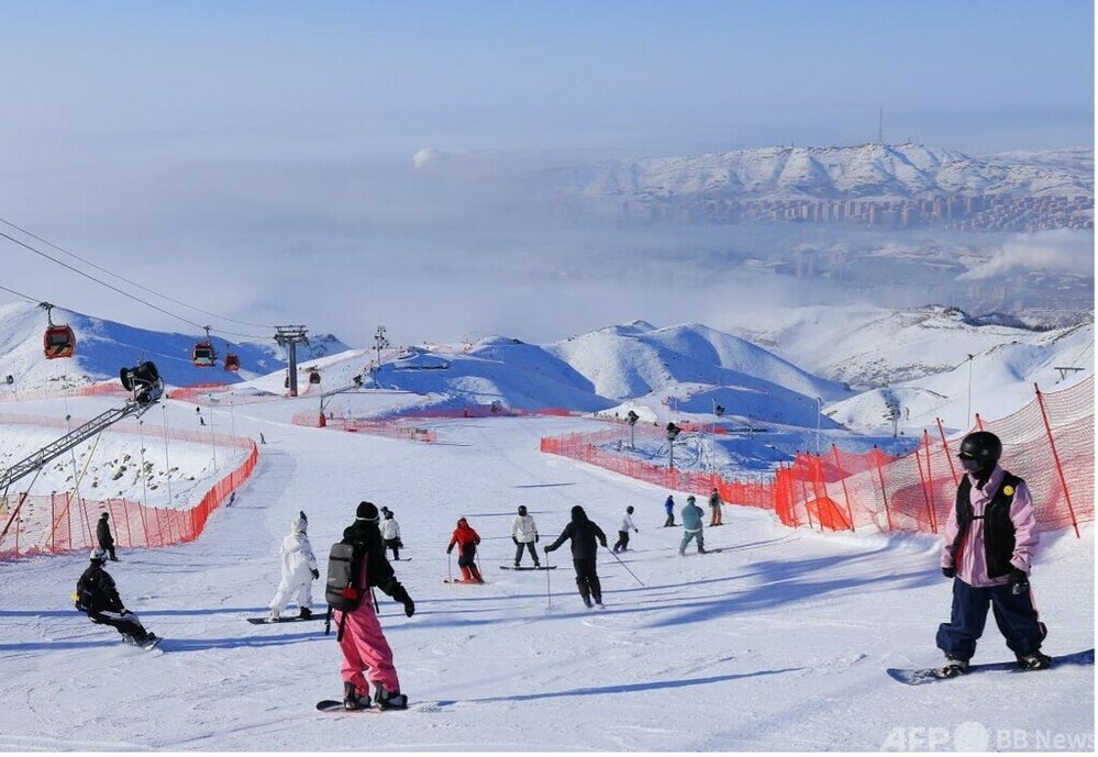 中国・新疆のスキー場に全国からスキーヤー集結　写真1枚　国際ニュース：AFPBB News