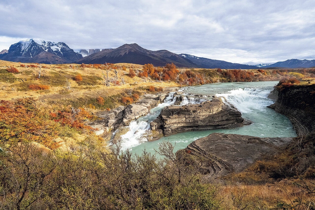 トーレス・デル・パイネ山脈と透明度の高い清らかな川が広がる見事な風景。考古学、歴史、動植物に詳しいガイドが安全なルートを選び案内してくれる。©Andersons