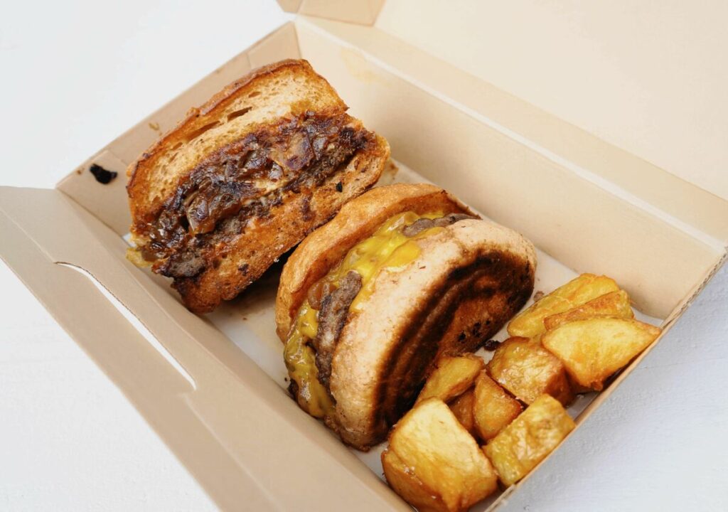 看板メニューはハンバーガーを「切ったやつ」　肉汁を吸わせ断面をこんがり焼く　”日本一”の逸品、激戦区の名護市で勝負 | 胃心地いいね | 沖縄タイムス＋プラス