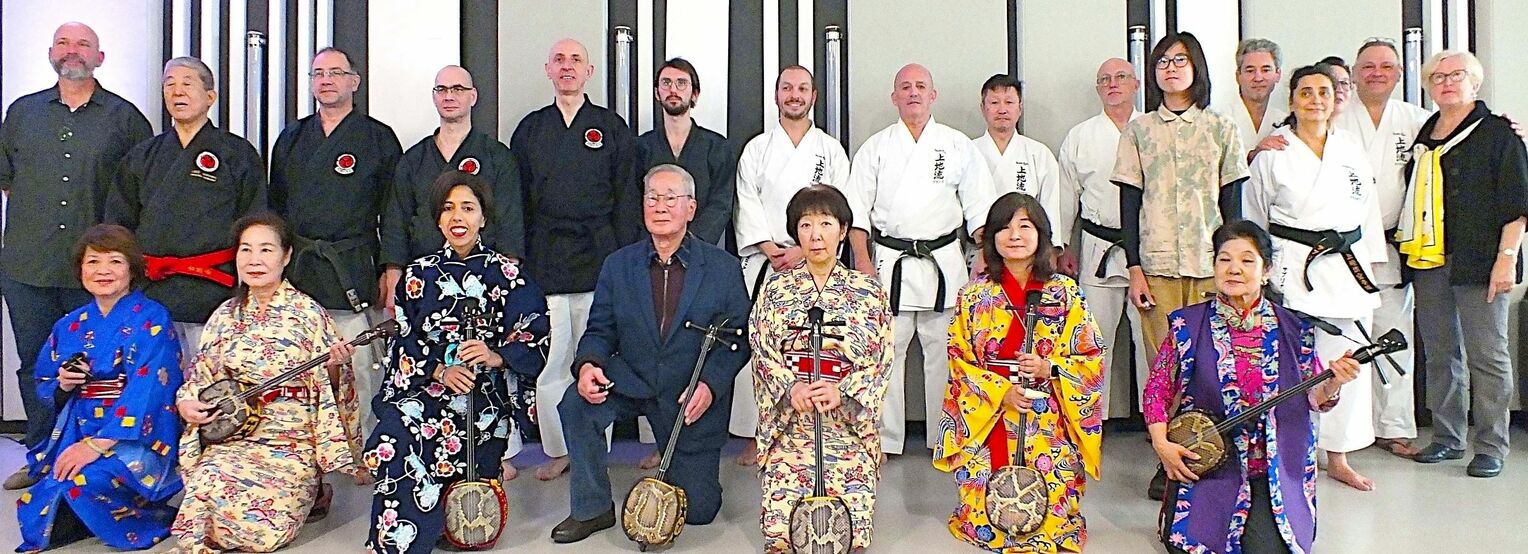 沖縄発見のイベントを盛り上げた空手クラブや沖縄欧州文化連合会三線クラブの関係者たち＝６日、フランス・パリ８区区役所管轄の「協会と市民」会館
