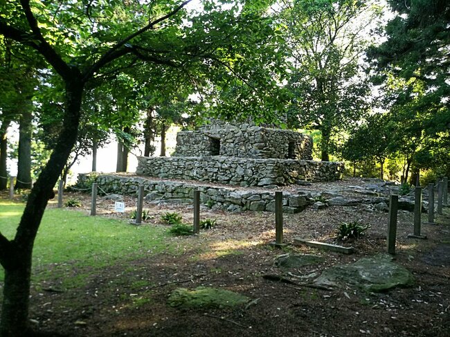 登山中にピラミッドが突如出現！岡山「石積みの遺構」は、奈良時代の “超有名人” を埋めた墓のルーツだった？
