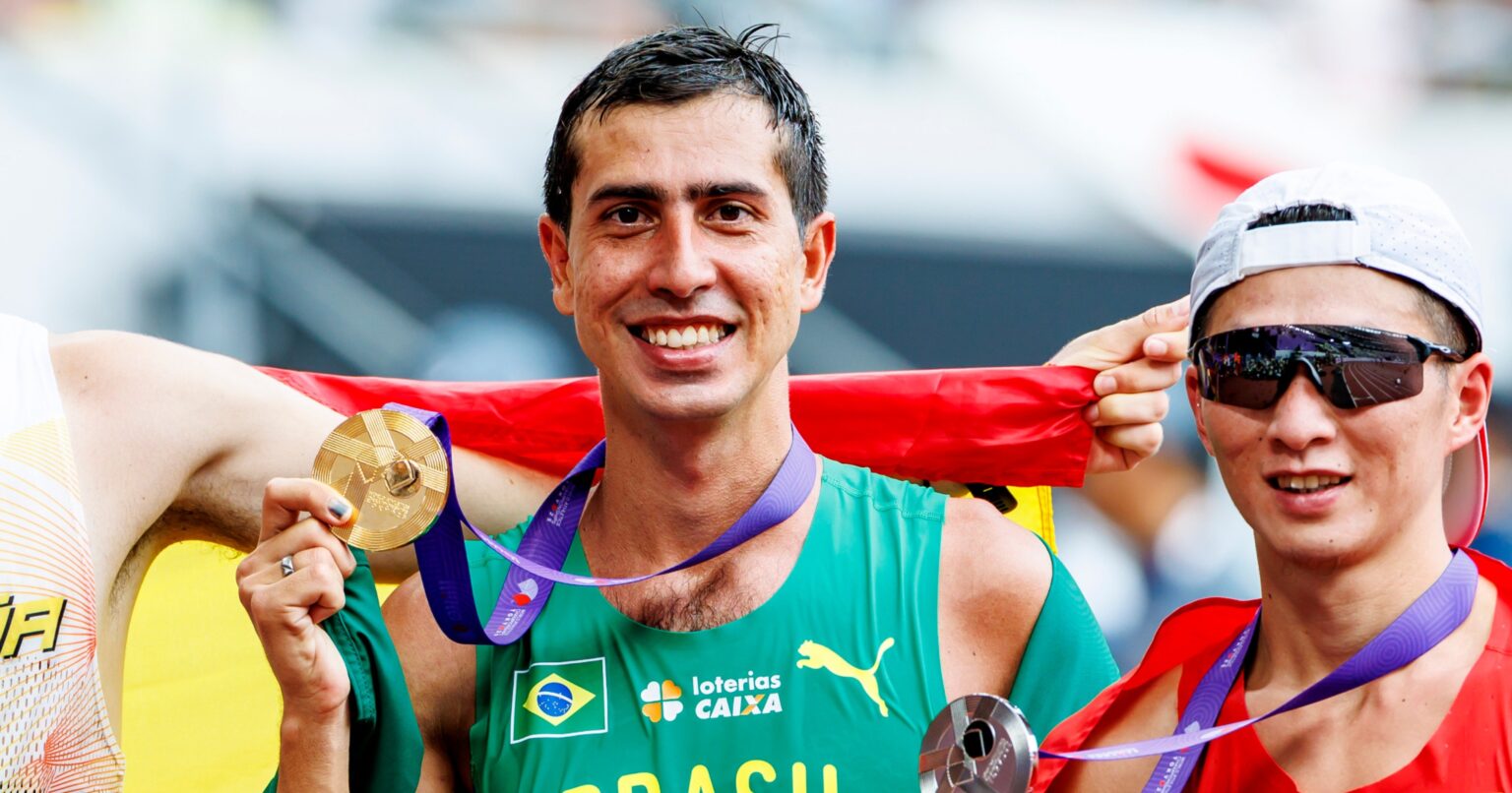 「問題は解決。愛してるよ」妻に写真で報告…“純金の結婚指輪をなくした金メダリスト”ブラジル人夫婦が語る「神様、日本の人たちに感謝よ」 - 陸上 - Number Web
