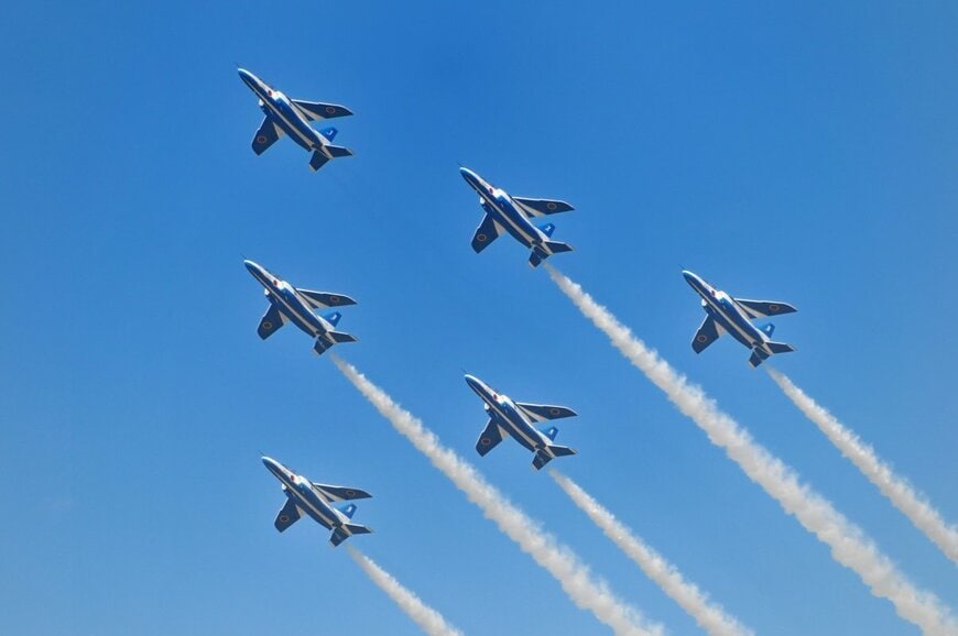 茨城県の空を「展示飛行したブルーインパルス」を撮影　シュールすぎる1枚に思わず目を疑う「アルパカの大群？」