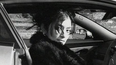 ローラ イギリス高級車との2ショット披露!のどかな田園風景を背に全身ブラックコーデでクールにポージングした姿が反響「ボンドガールみたい」「めちゃくちゃかっこいい」 | めざましmedia | “好き”でつながる ローラ イギリス高級車との2ショット披露!のどかな田園風景を背に全身ブラックコーデでクールにポージングした姿が反響「ボンドガールみたい」「めちゃくちゃかっこいい」 | めざましmedia | “好き”でつながる