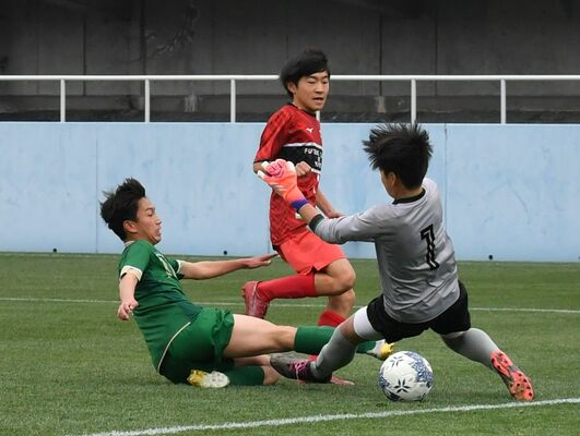 前半12分、矢板ＳＣ　Ａの中村（中央）が同点ゴールを決める＝ホンダヒート・グリーンスタジアム