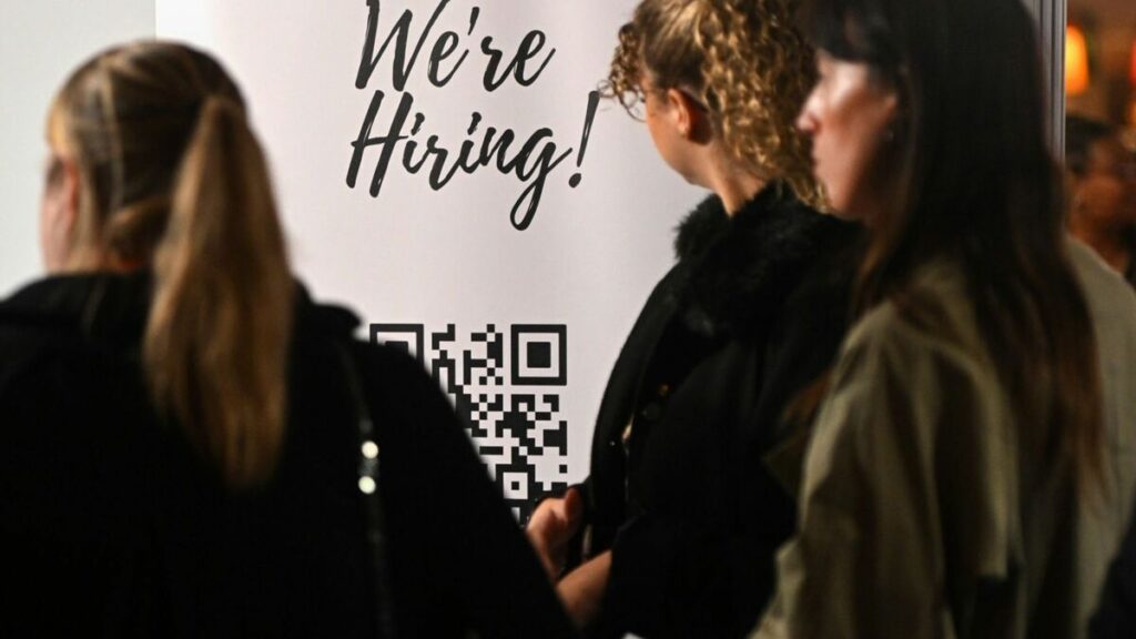 イギリスの若年層失業率16%､10年ぶり高水準になった理由とは？　スターマー首相率いる労働党政権に対応を求める圧力 | ブルームバーグ | 東洋経済オンライン