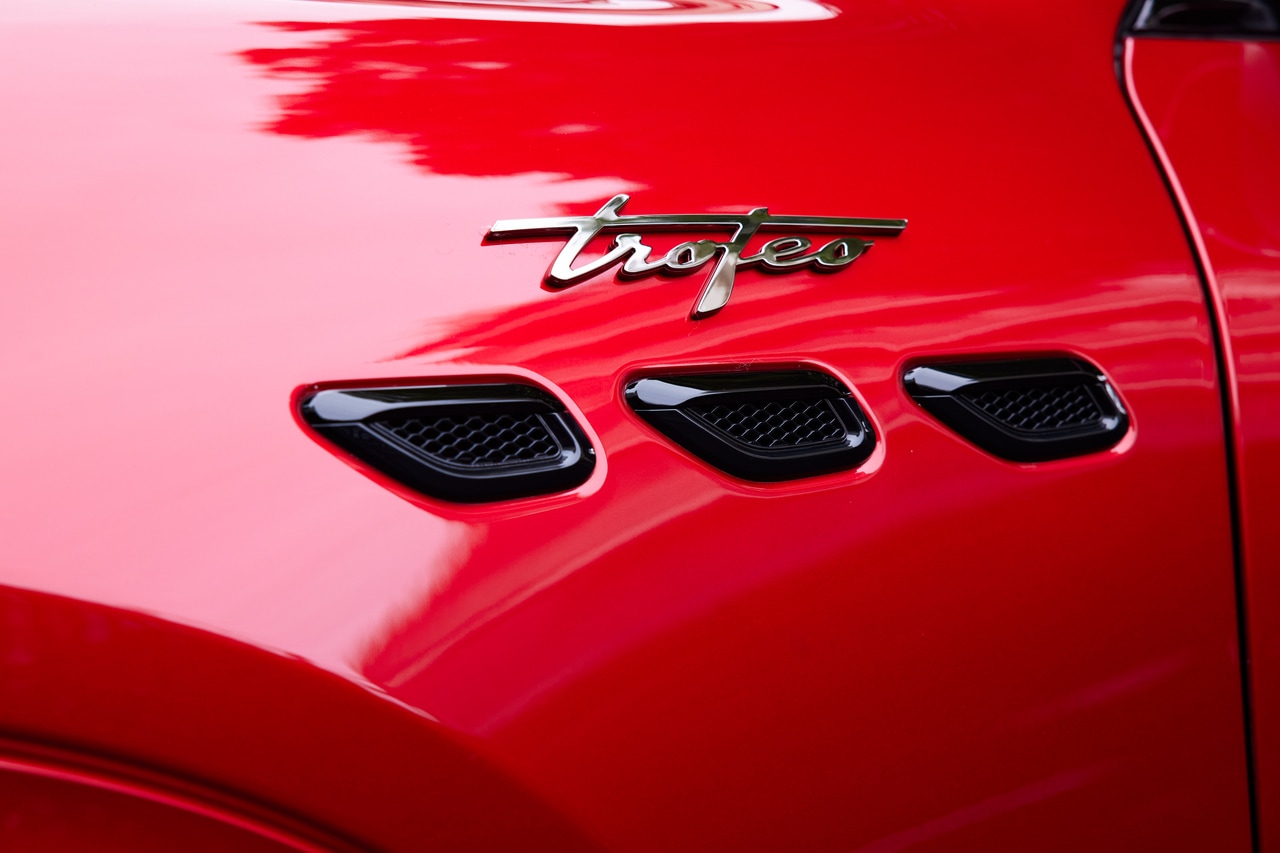 【グレカーレ トロフェオ】17,110,000円〜。全高1,660㎜×全幅1,980㎜×全長 4,860㎜。