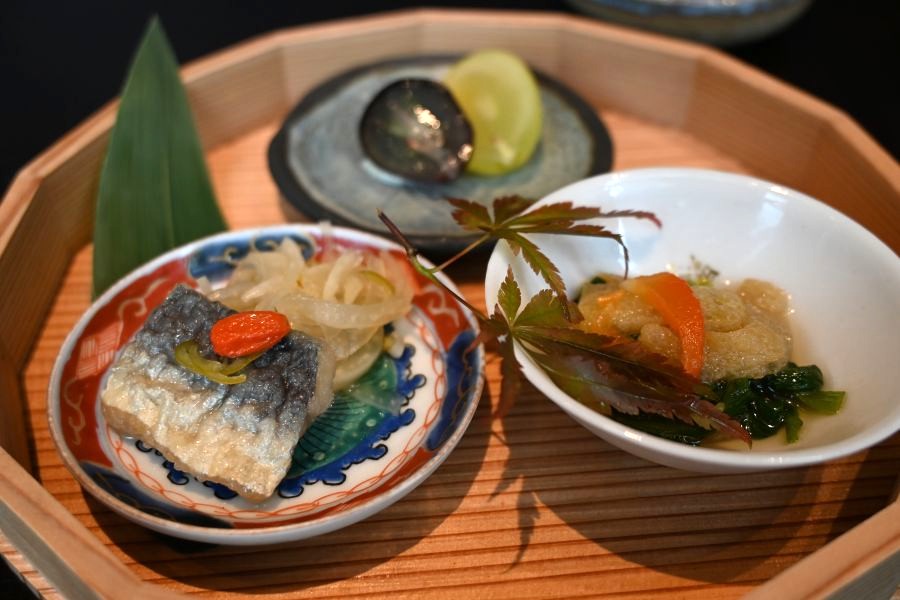 コース料理の先付3点盛り（一例）イワシ南蛮漬け、空心菜おひたし、シャインマスカットなどの白和え
