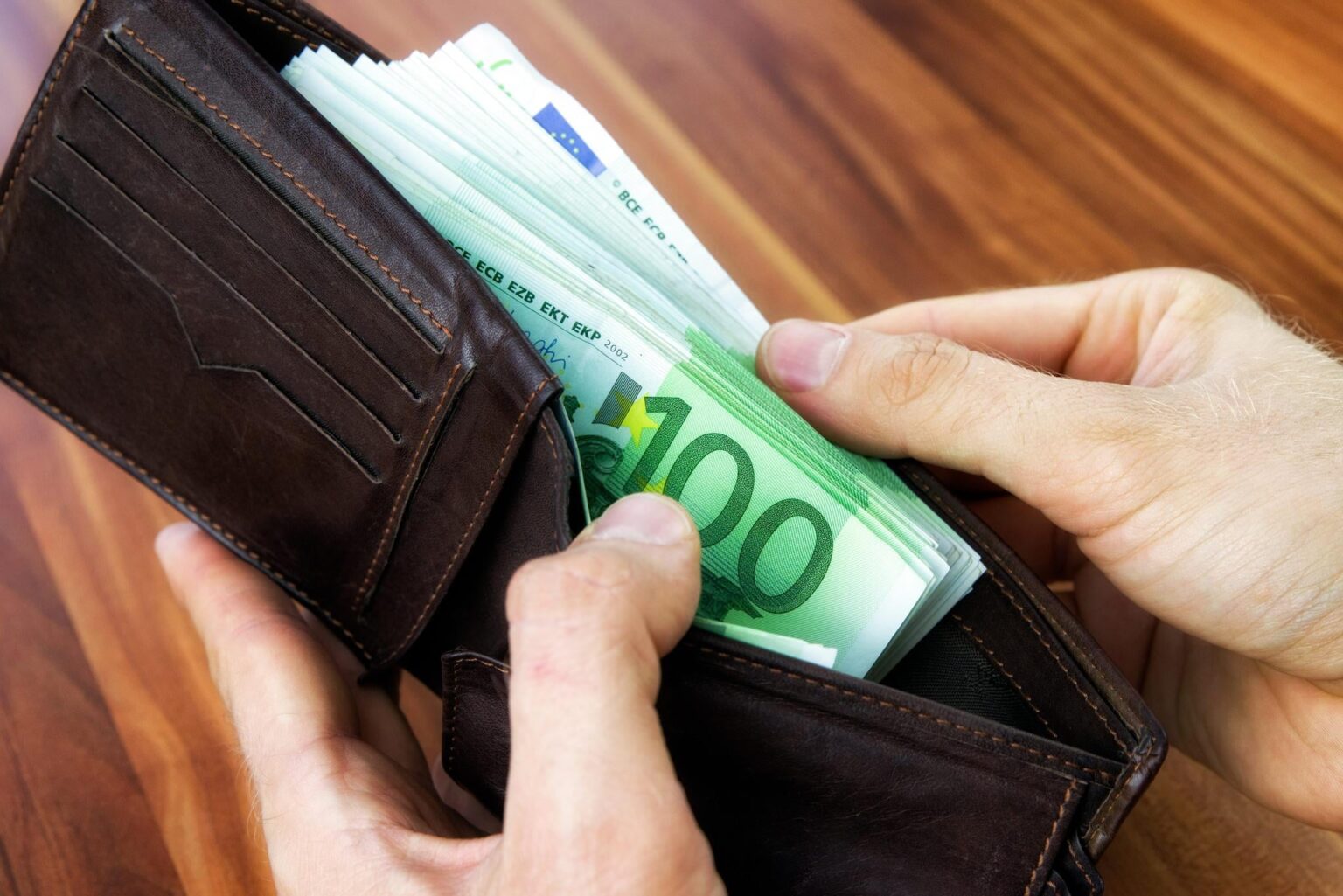 5,000 ユーロを超える現金支払いには 500 ユーロの印紙税 - マニューバの新たな修正