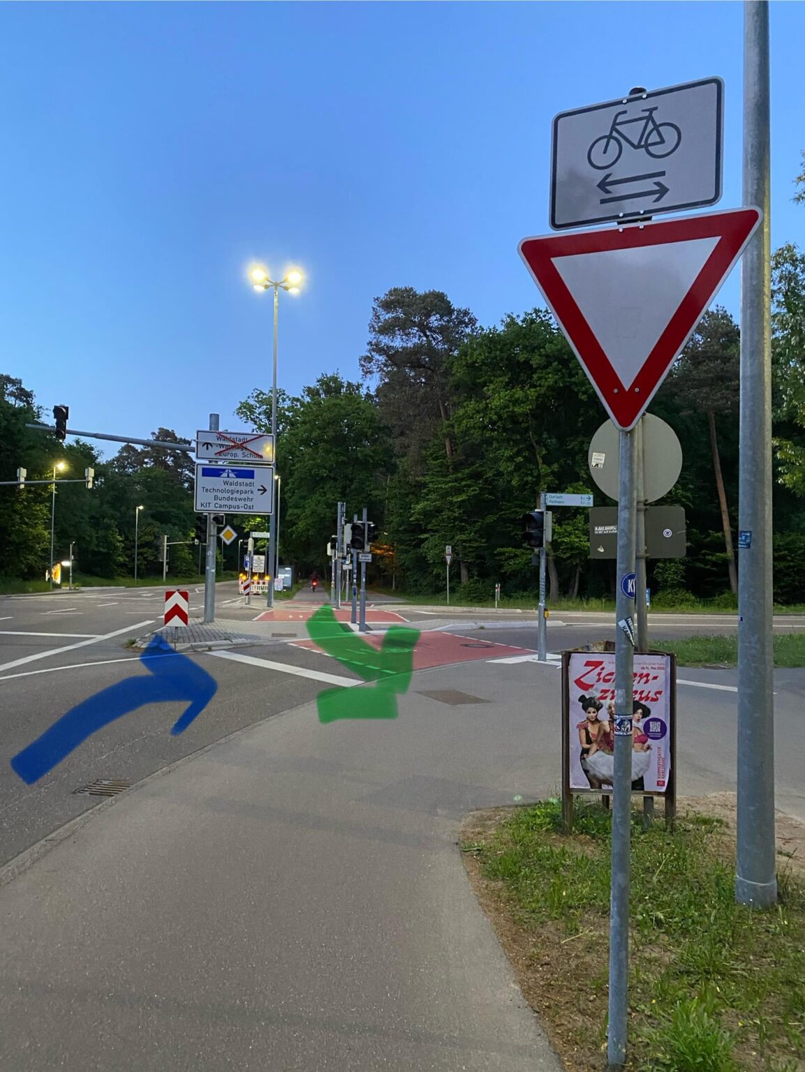 自転車専用レーンと「譲り」標識のある車の交差点に混乱する