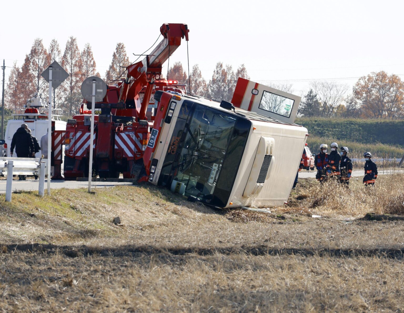 車整備士養成学校の送迎バス横転 20人けがか、埼玉・吉見町