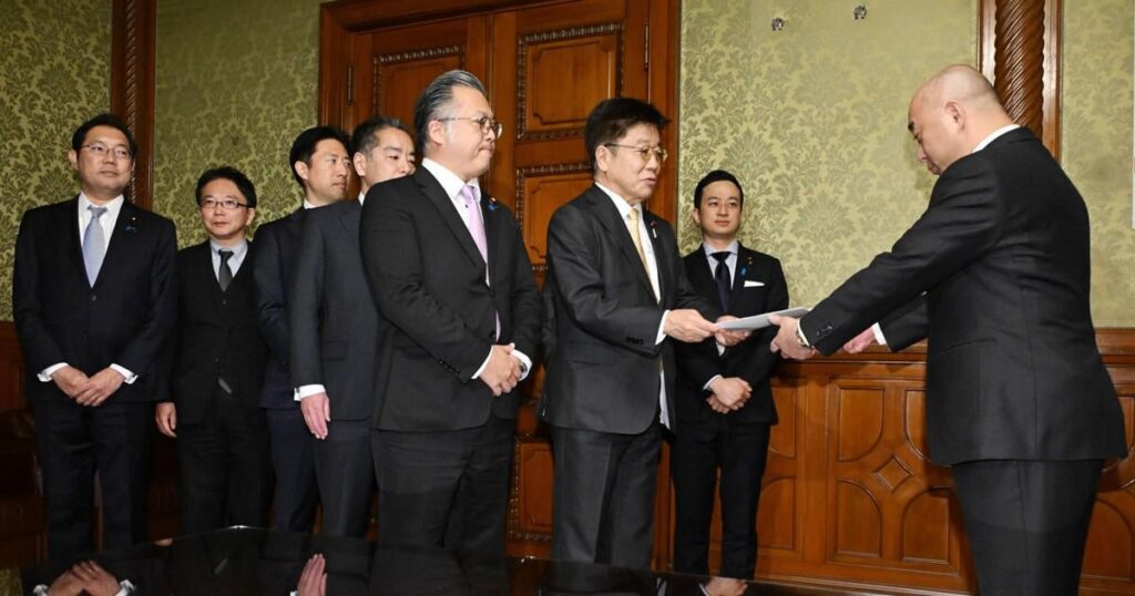 自民、維新が衆院定数削減法案を提出 今国会での成立は不透明 ― 小選挙区25、比例代表20を削減する「自動削減条項」を盛り込む