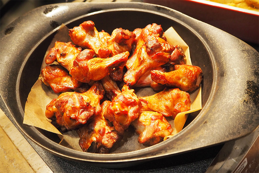 12月ディナー限定「スモークチキン」、1月は「鯛のアクアパッツァ」、2月は「ラムレッグの香草マリネグリル」が登場予定（Lmaga.jp撮影）