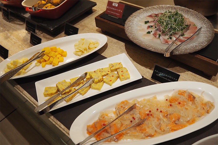 ディナー限定「寒ブリのカルパッチョ」（写真右上）などワインにぴったりな料理が充実（Lmaga.jp撮影）