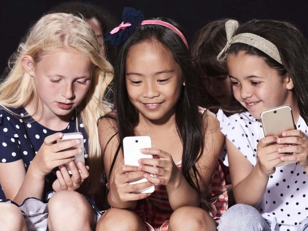 「16歳未満はSNS全面禁止」オーストラリアで10日から　賛否の声 - CNET Japan