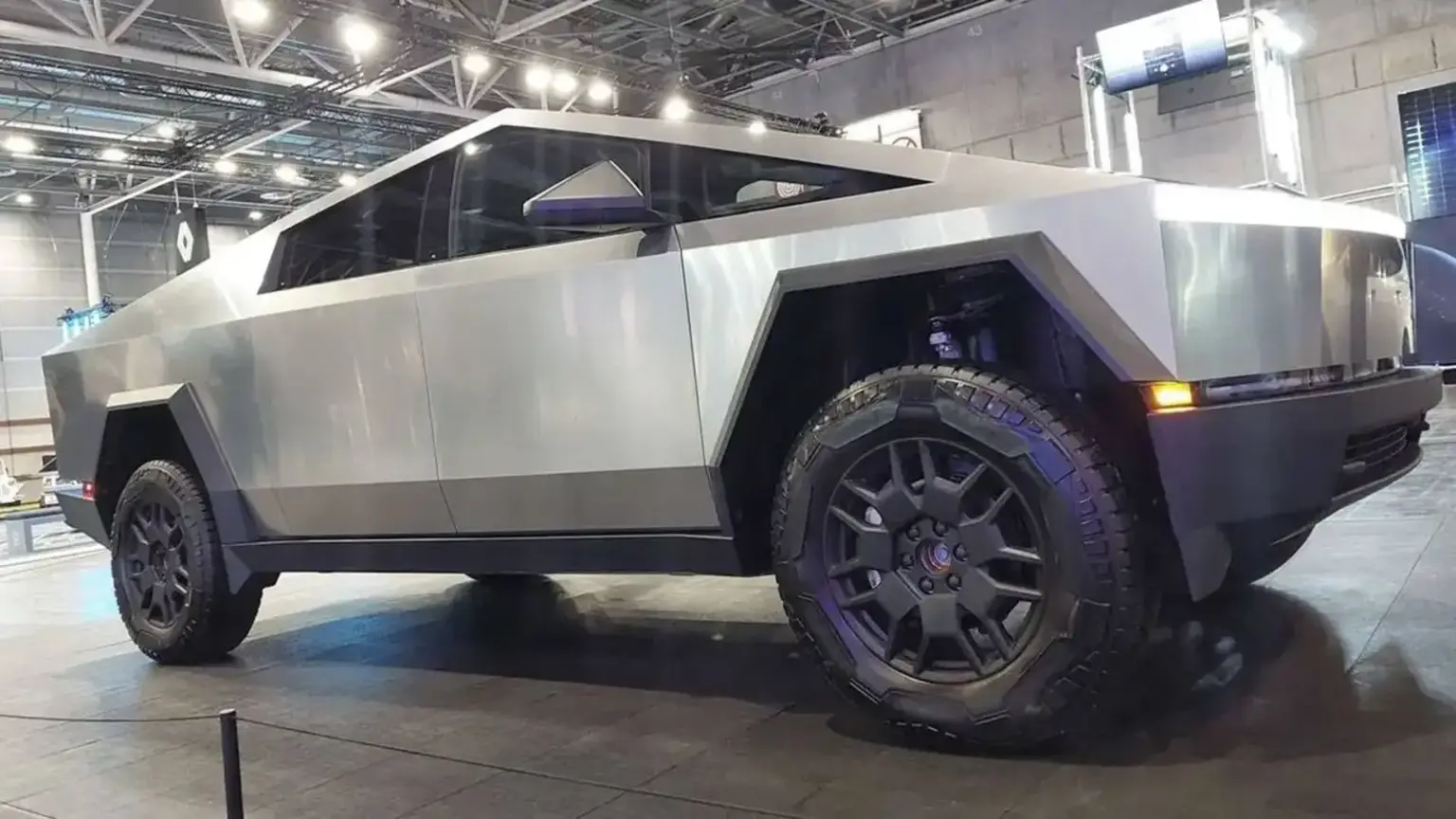 テスラ・サイバートラック、EU規制の壁で欧州展開に暗雲 欧州市場で大量販売は困難か、リコールで信頼も揺らぐ